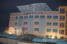 공사장 땅꺼져 유치원 건물 기우뚱