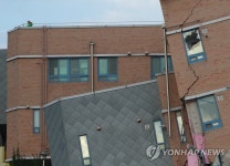 사고현장 살피는 동작구 관계자
