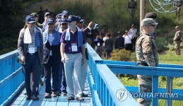 도보다리 건너는 도종환-주한외교단