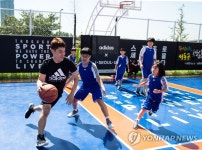 지역 아이들과 농구 경기하는 개그맨 송준근