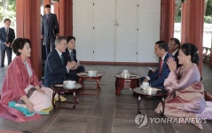 초가을, 창덕궁 영화당에 앉아 환담하는 한-인니 정상