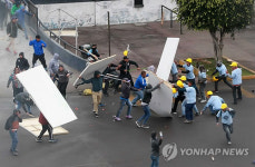 페루 축구장 옆 광장 소유권 놓고 팬·종교인들 주먹다짐