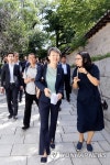 덕수궁 둘러보는 정재숙 문화재청장