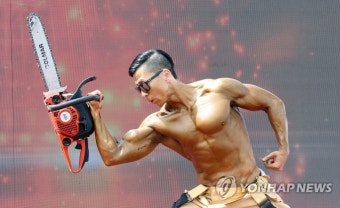 전기톱 든 몸짱 소방관