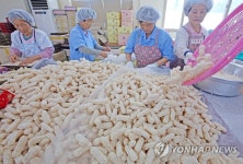 어머니 손맛으로 일손 바쁜 한과공장