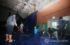 제주도 전역 호우특보…도로·건물 침수, 하수관 역류 속출