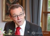 기자간담회 하는 사이먼 맥도널드 영국 외무차관