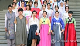 한자리에 모인 디자인 한복 패션