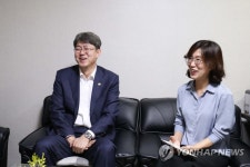 자모원 관계자와 면담하는 강신욱 통계청장