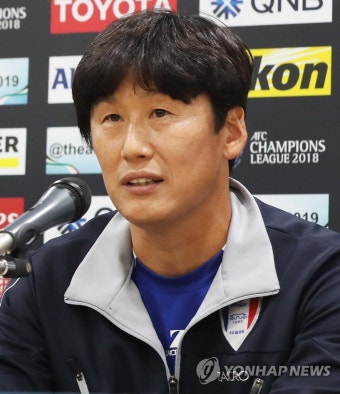 질문에 답하는 이병근 감독대행