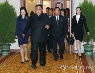 [평양정상회담] 문 대통령 영접하러 나온 김정은 위원장