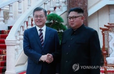 [평양정상회담] 남북 정상, 정상회담 앞두고 악수