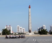 [평양정상회담] 주체사상탑 앞 평양 시민들