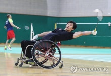 훈련하는 배드민턴 선수들