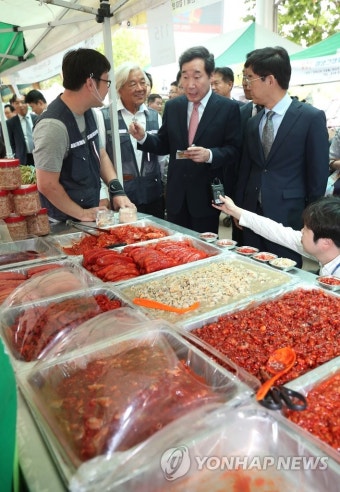 물가점검 차 장터 찾은 이낙연 총리