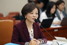 답변하는 진선미 장관 후보자