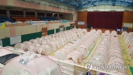 텐트로 가득 찬 실내체육관