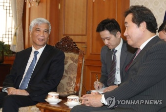 딩 중리 중국 전인대 부위원장과 이야기하는 이낙연 총리