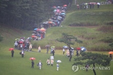 구름 관중 응원 속 세계랭킹 1위 박성현, 경기 후반 버디 4개