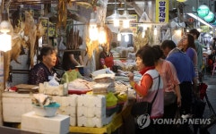 추석 앞두고 시장 찾은 시민