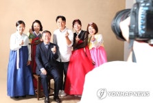 도종환 장관, 한복체험 스튜디오 방문