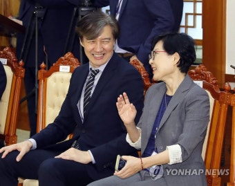 얘기 나누는 조국 민정수석과 조현옥 인사수석