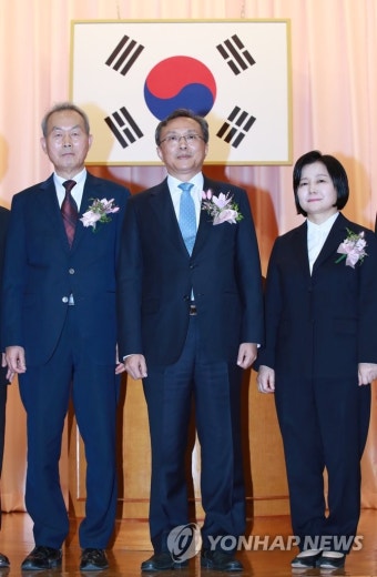 기념촬영 하는 신임 헌재소장-헌재재판관