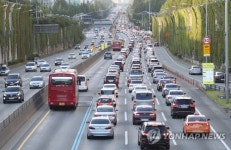 오후에도 고속도로 끙끙…부산→서울 승용차로 8시간 30분