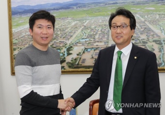 악수하는 안민석 문체위원장과 유승민 IOC 선수위원
