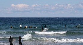 죽도해변은 가을 서퍼들의 천국