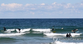 죽도해변은 가을 서퍼들의 천국
