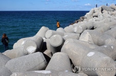 위험한 방파제 테트라포드 위 바다낚시