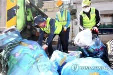 추석 연휴에 쌓인 쓰레기 수거