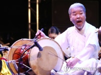 장구 명인 김덕수, 혼신의 공연