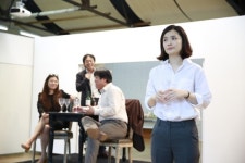 평화로 가는 어려움을 조명한 연극 오슬로