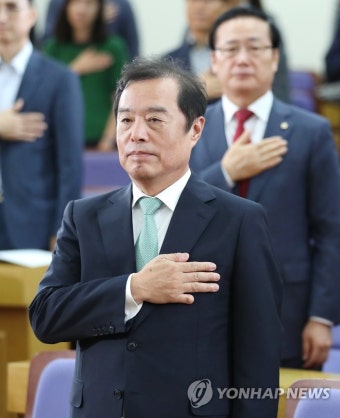 국기에 경례하는 김병준