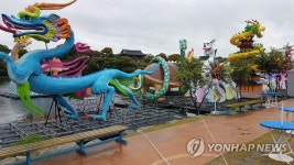 태풍 북상에 비상 걸린 진주남강유등축제 유등