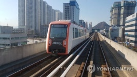 강풍으로 부산김해경전철 평강역 선로에 낙하물…운행 중단