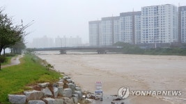 둔치까지 찬 하천