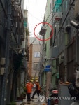 태풍에 에어컨 실외기도 아슬아슬 추락 위기