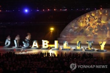 장애를 향해 화살 날리는 조코 위도도 대통령
