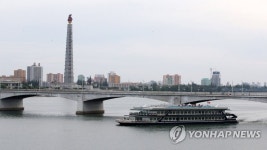 대동강 지나는 북한 유람선