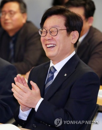 박수치는 이재명 경기지사