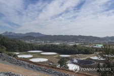 분화구처럼 뚫린 저유소