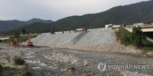 국도 24호선 응급 복구 중