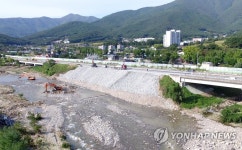 태풍 피해 입은 국도 24호선 복구 중