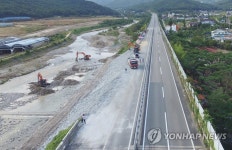 태풍 피해 입은 국도 24호선 복구 중