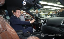 조립 차량 탑승한 이낙연 총리