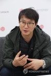 인터뷰하는 지석 김영조 감독