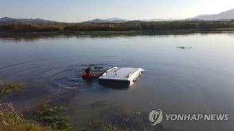 농수로로 추락한 승용차